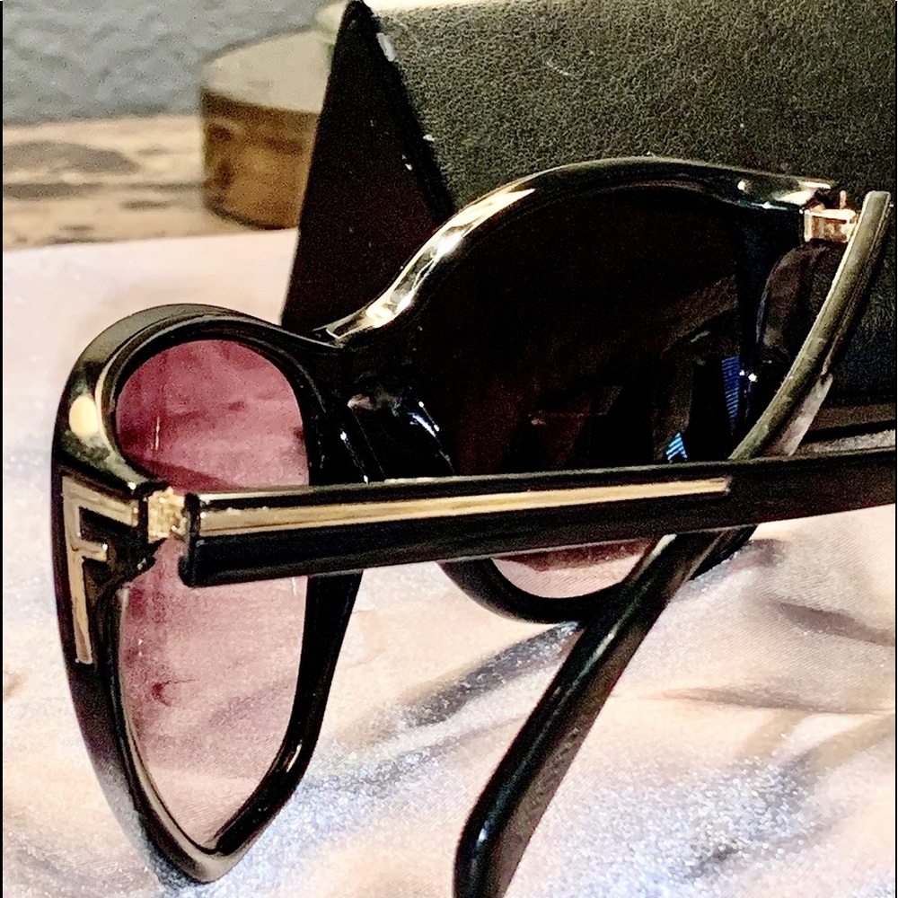 Black authentic Fendi sunshades with Fendi case